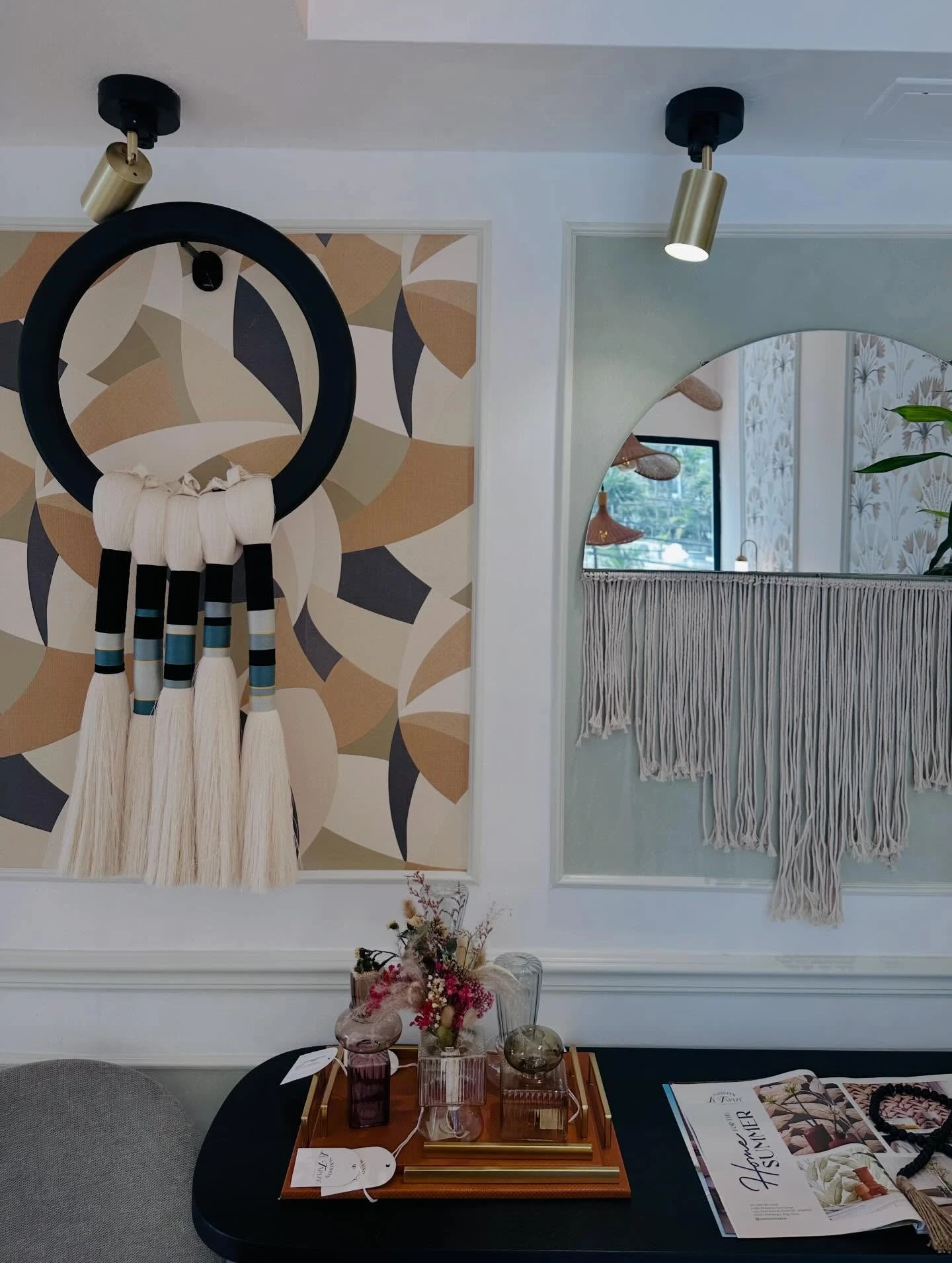 Objetos decorativos en estantería del showroom