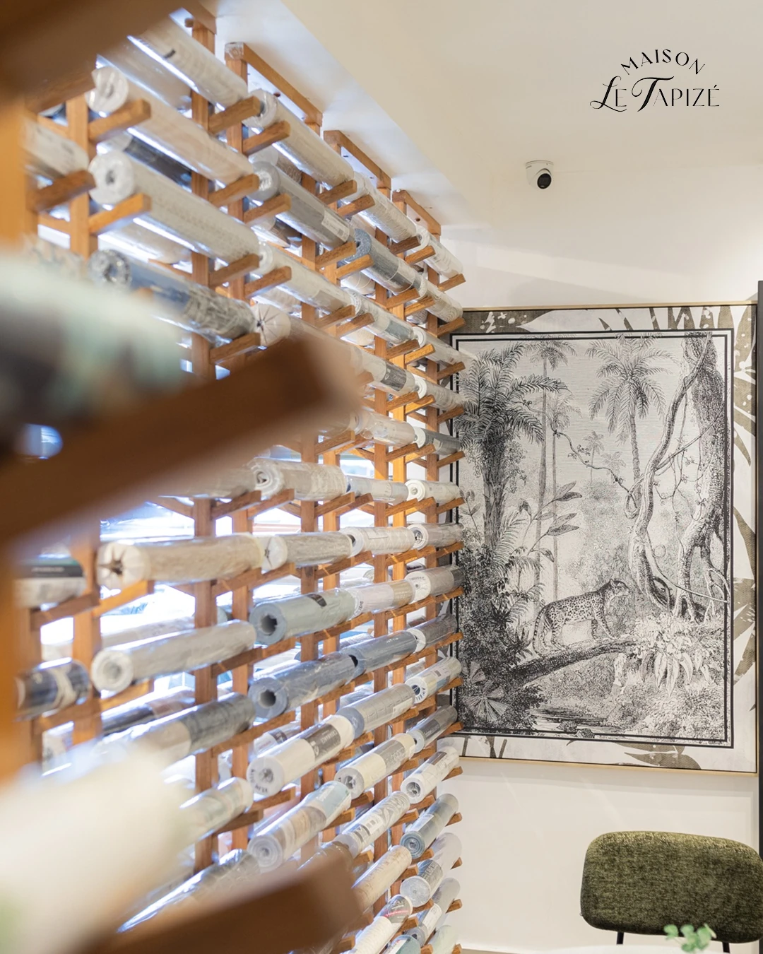 Muestrario de papel tapiz junto a un mural botánico