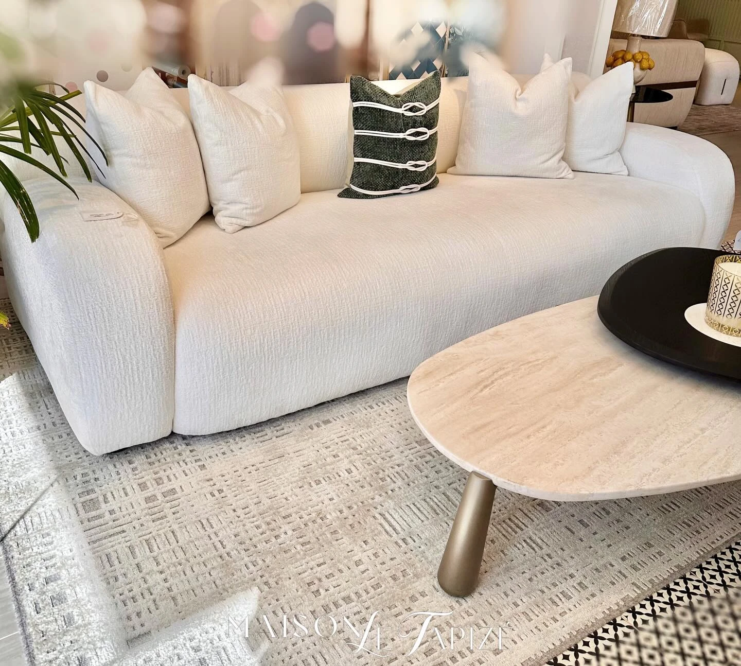 Sofá Harmony y mesa Marbella en el showroom