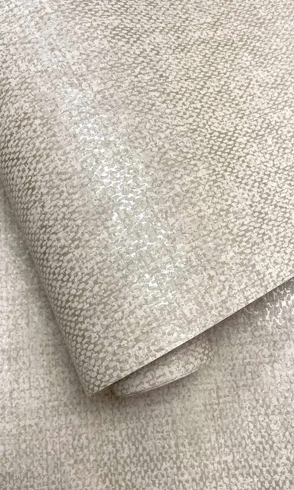 Detalle de un rollo de papel tapiz texturizado