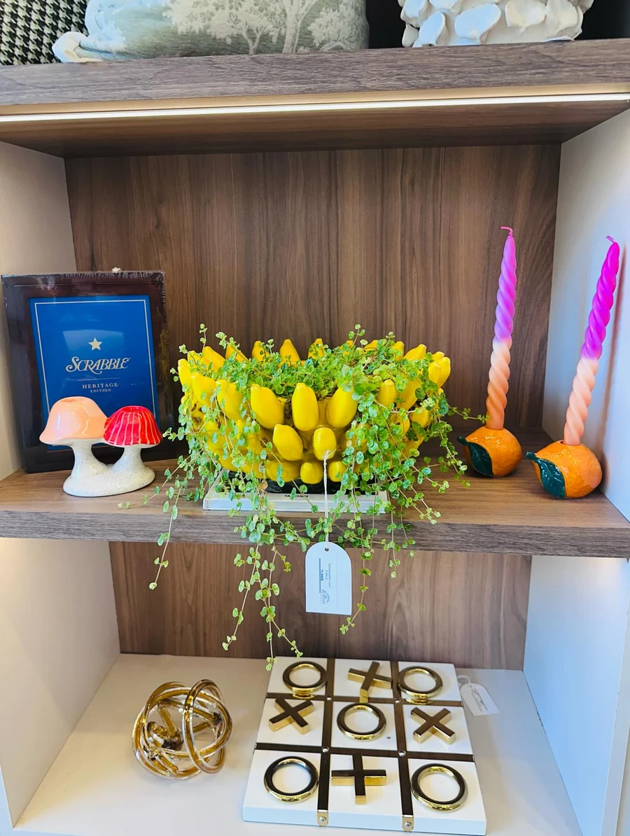 Limones, velas y juego de tres en raya decorativo
