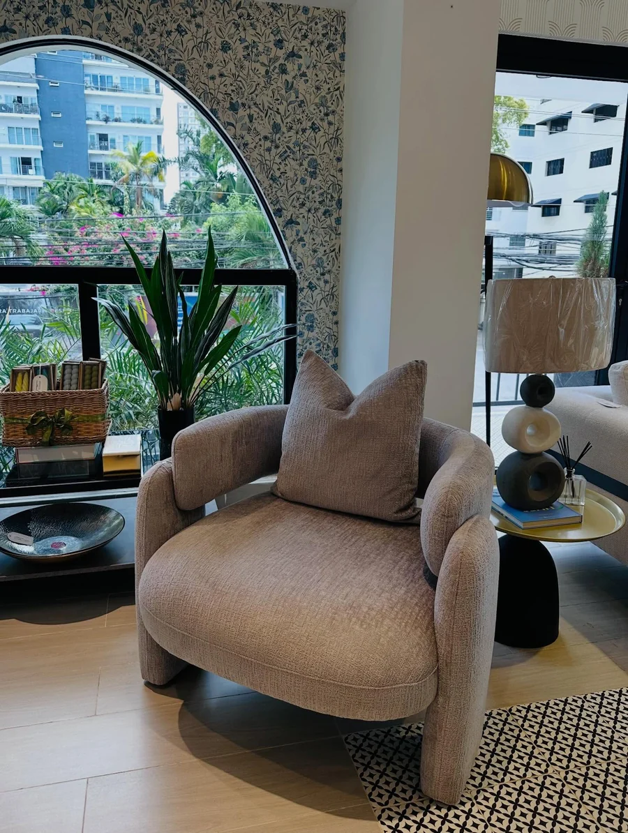 Sillón en bouclé junto a la ventana del segundo nivel